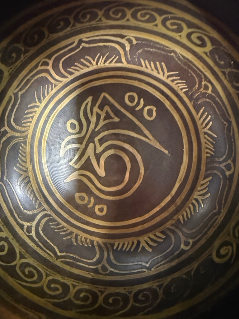 Dharmachakra relief singing bowl